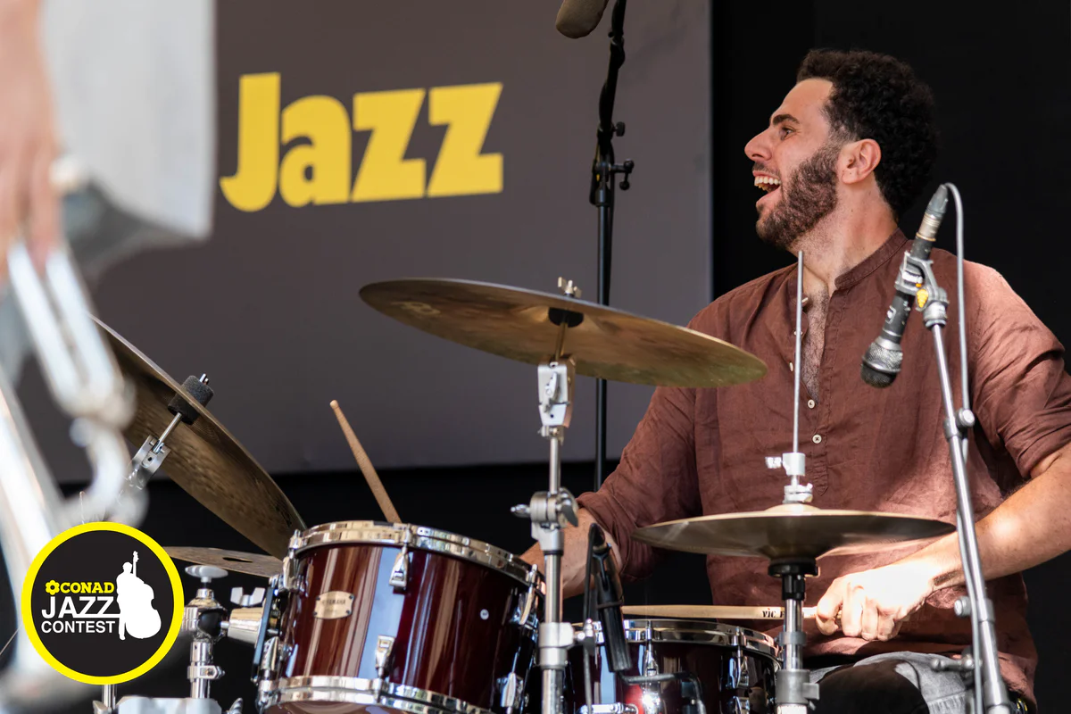 foto comunicato in alta con logo.png